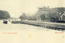 13770 Gezicht op de Vecht en de inundatiesluis (ged., Zandpad z.n.) te Nieuwersluis (gemeente Loenen aan de Vecht) uit ...